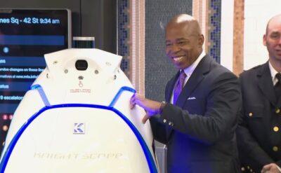 ABD’de Times Meydanı Metro İstasyonu’nda bir robot polis dolanıyor