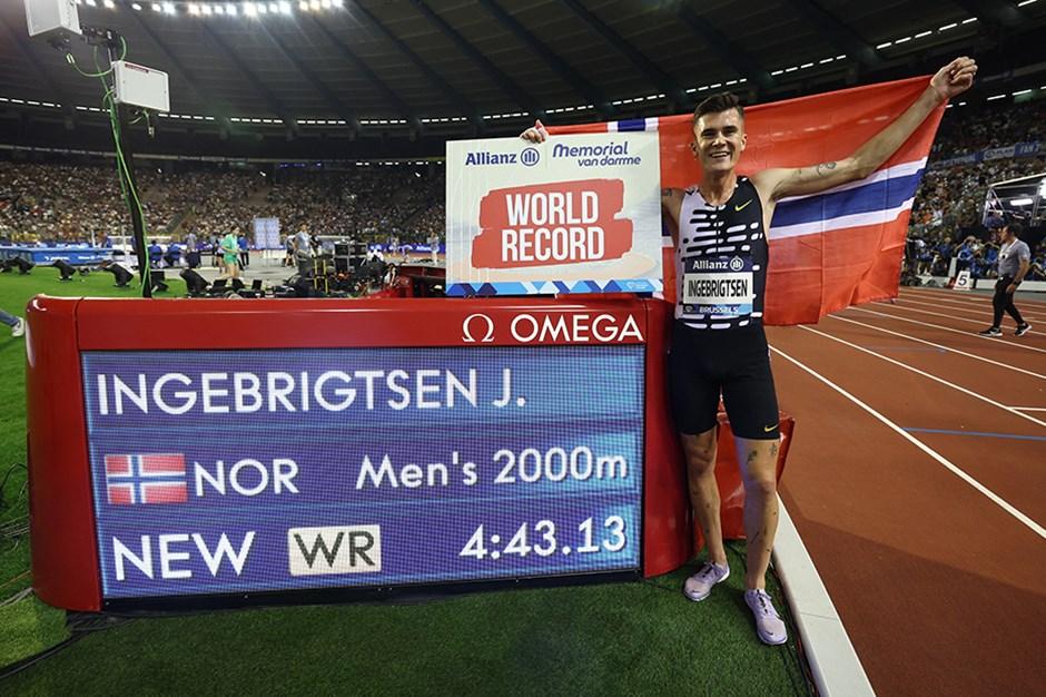 Norveçli Jakob Ingebrigtsen rekoru kırdıktan sonra büyük sevinç yaşadı.