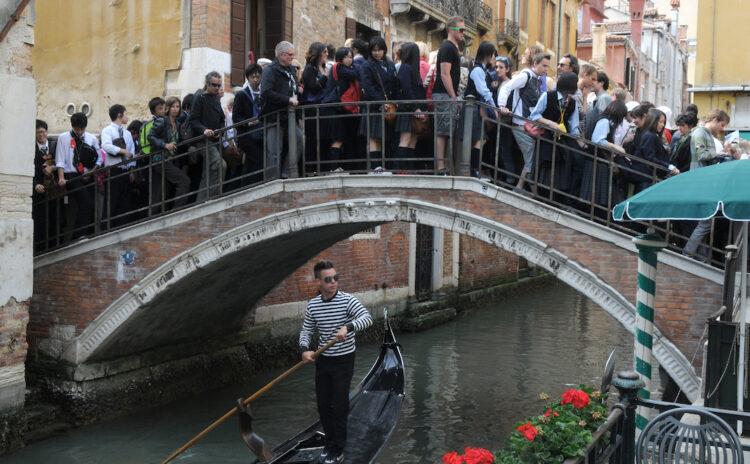 Venedik'te turist akınına yeni önlem: Büyük kafileler ve hoparlör yasak