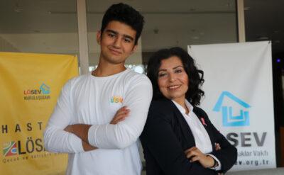 Kanserli anne-oğul el ele savaştı, hastalığı birlikte yendi