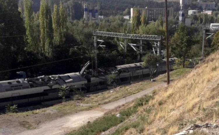 Ankara'da tren kazası: 4 kişi yaralandı, tren trafiği durdu