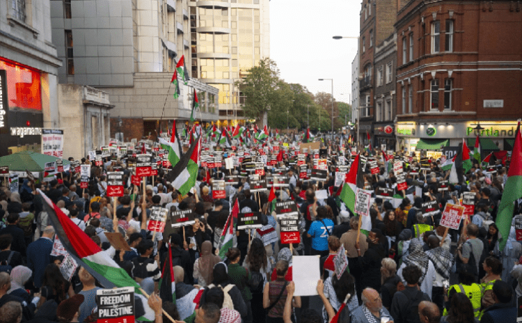 'Filistin Bayrağı bazen yasal olmayabilir' gafı ardından yüz bin kişi sokakta: Downing Street'e yürüdüler