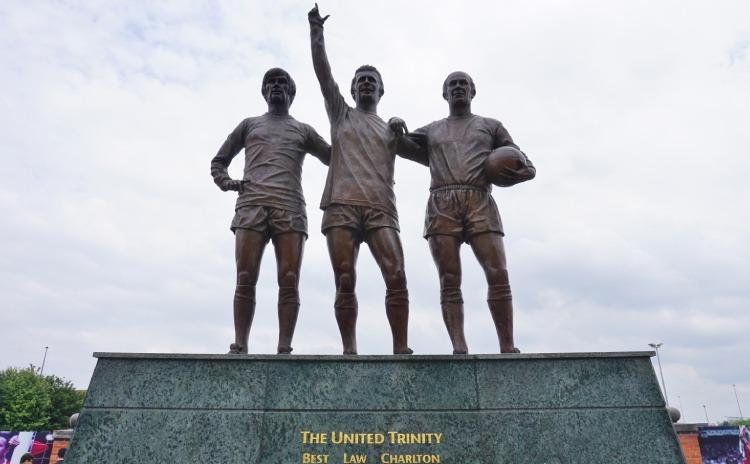 George Best, Dennis Law ve Bobby Charlton... Old Trafford'un önünde bu heykel var.