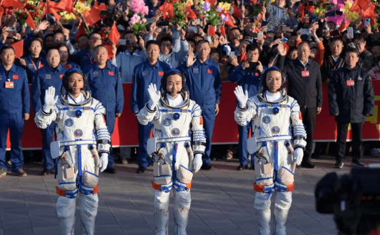 Çin'in en genç taykonot ekibi 'Gökyüzü Sarayı'na gitti