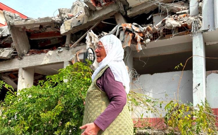 Dört yıldır hiçbir şey görmüyordu, gözünü enkaza açtı