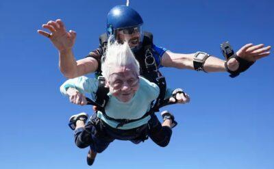 O bir rekortmendi: 104 yaşında paraşütle atlayan kadın 10 gün sonra hayatını kaybetti