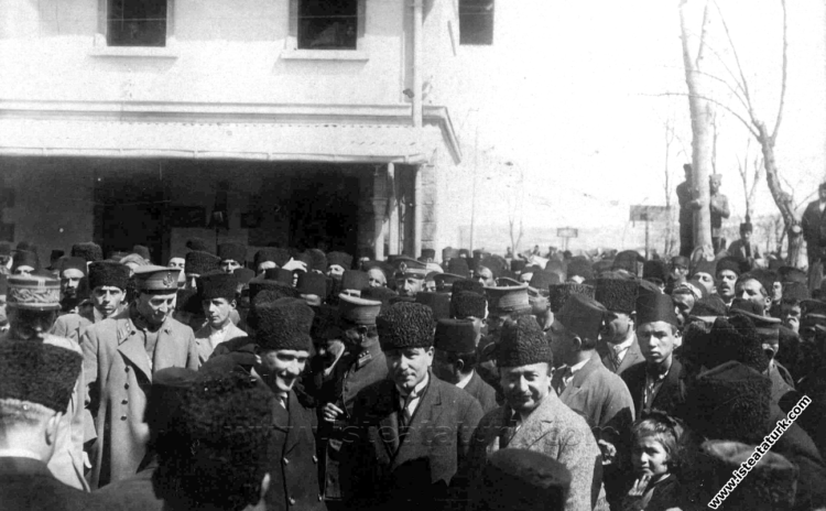 Mustafa Kemal, muhalefette komplo seziyor, Fethi Bey birkaç kez istifa etmek istiyor