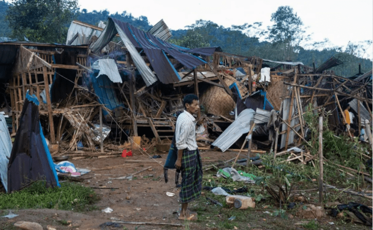 Bir trajedi de Myanmar'da: Mülteci kampına saldırıda 29 sivil öldürüldü