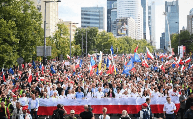 Polonya'dan tanıdık tablo: İktidar karşıtı bir milyon seçmen Varşova'da yürüdü