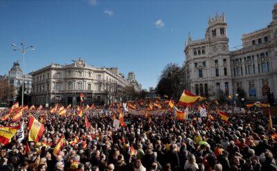 İspanya’da on binler Başbakan Sanchez’i protesto etti
