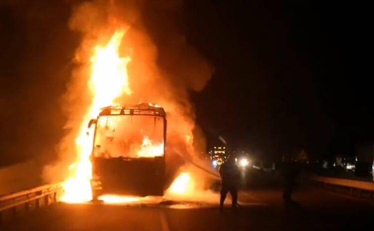 Seyir halindeki yolcu otobüsünde yangın çıktı
