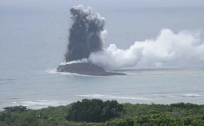 Nadir anlardan: Denizaltı yanardağı patladı, Japonya’da yeni bir ada yükseldi