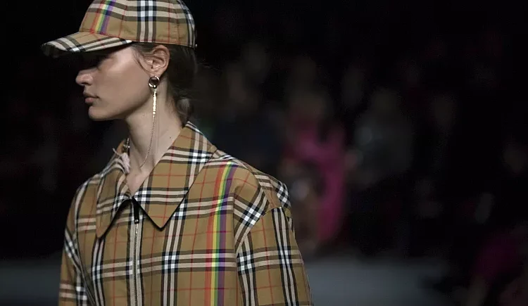 Lüks ürünlere ekonomik belirsizlik darbesi: Burberry hisseleri yüzde 10 düştü