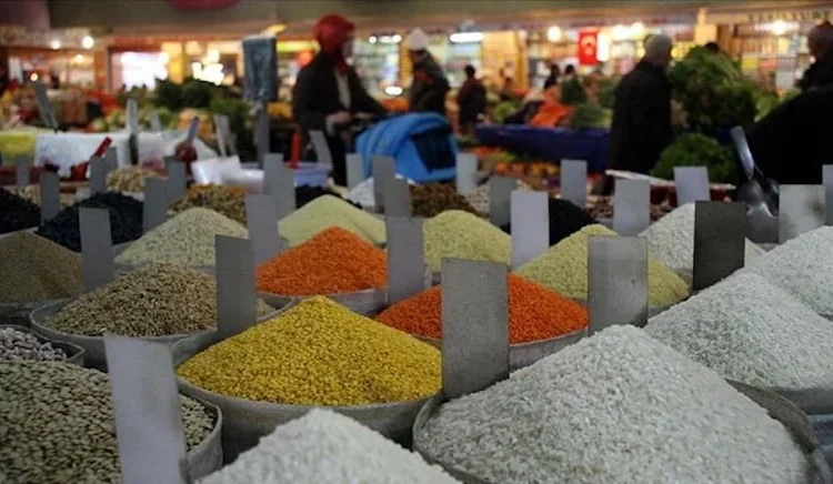 Dünyada gıda fiyatları 2,5 yılın dibinde, Türkiye’de 38 aydır artıyor