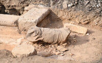 Günün arkeolojik keşfi: Anemurium Antik Kenti’nde kadın heykeli bulundu