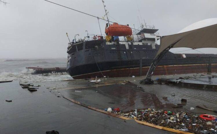 Denizde kâbus: Bir yük gemisi parçalandı, diğerinden haber yok