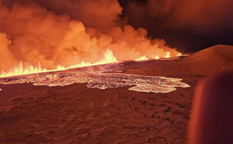 Son 50 yılın en büyüğü: İzlanda'da volkan patladı