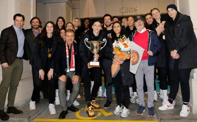 Dünya şampiyonu Eczacıbaşı Türkiye’ye döndü