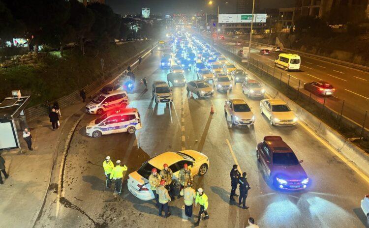 Hatalı sollama, zincirleme kaza: Kadıköy'de beş yaralı
