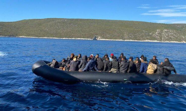 İzmir'de 280 düzensiz göçmen ve yedi göçmen kaçakçısı yakalandı