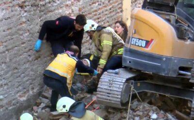 Kadıköy’de panik anları: Yıkılan binanın enkazında işçi sıkıştı