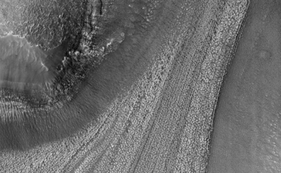 Mars’ın yüzeyine oyulmuş desen gibi görüntüler
