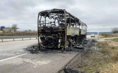 Seyir halindeki otobüs yanarak küle döndü