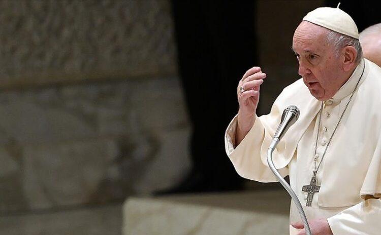 Katolik kilisesinde yarı devrim: Papa rahiplerin eşcinsel çiftleri kutsamasına izin verdi