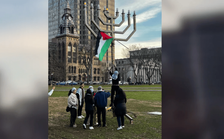 Yale'de 7 kollu şamdana Filistin bayrağı asılınca ortalık karıştı