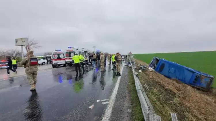 Diyarbakır'da cezaevi ring aracı şarampole devrildi