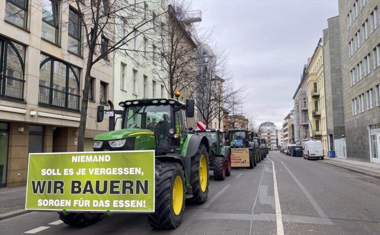 Fransa ve Almanya'da çiftçiler şehre indi: Traktörlerle yol kapattılar