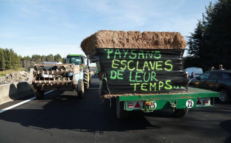 Fransa'da çiftçiler isyanda: Gümrük ofisi ateşe verildi