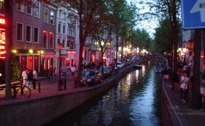 Amsterdam’da belediye Red Light’taki genelevleri yıkıp yerine AVM dikecek