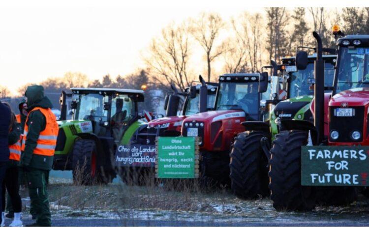 Alman çiftçisi eylemde: Yolları kapatıp protesto haftası başlattılar