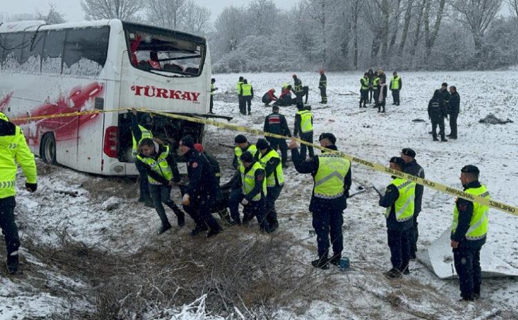 Yolcu otobüsü devrildi, 6 kişi öldü: Buzlanma ihtimali var