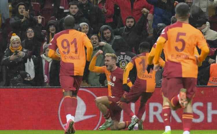 Galatasaray direkleri de geçti, Antep savunmasını Barış Alper deldi