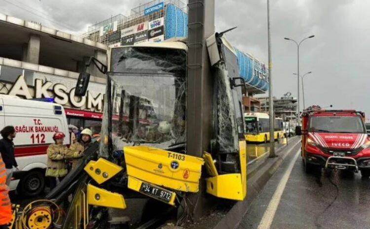 İETT otobüsü yön levhası direğine çarptı: Yaralılar var