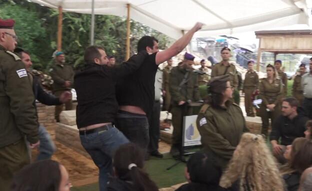 İsrail askerinin cenazesinde olay: Bakanın üzerine yürüdü, 'Savaşı durdur' dedi