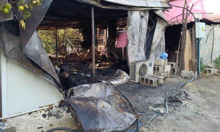 Depremden kurtulan iki çocuk prefabrik evdeki yangında öldü