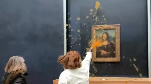 Mona Lisa'nın çilesi bitmedi: Bu kez de çorba fırlatıldı