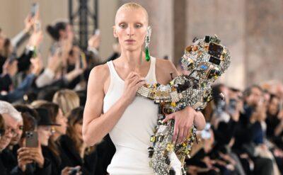 Swarovski taşlı robot bebek, yedi bin gül yaprağından hırka