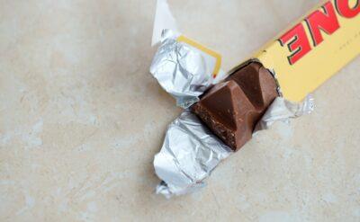 İçine plastik madde karışan 100 gramlık Toblerone çikolatalara piyasadan toplanıyor