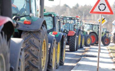 Çekya’da çiftçiler traktörlerle Prag’a girdi
