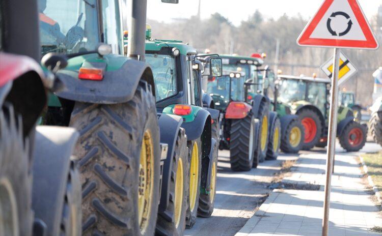 Çekya'da çiftçiler traktörlerle Prag'a girdi