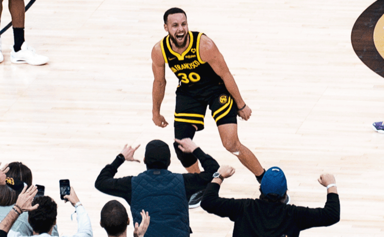 Warriors'ın yükselişi Curry'yle sürdü