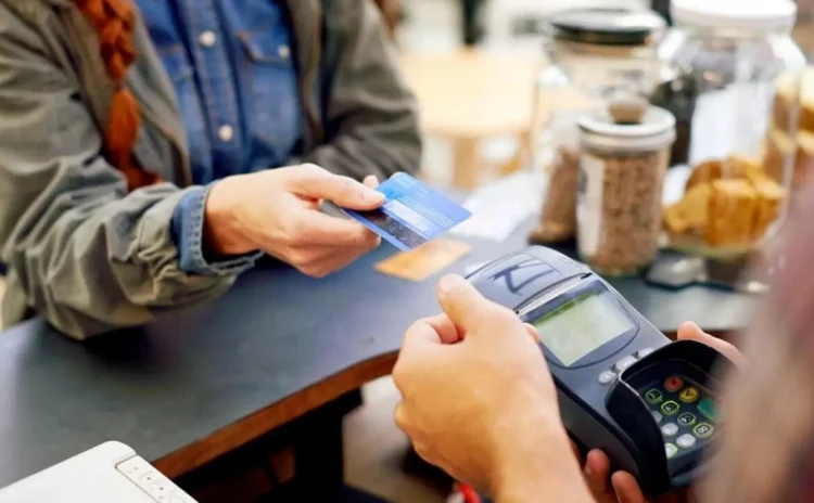 Kredi kartında tüketiciyi savunmak da perakendeciye kaldı