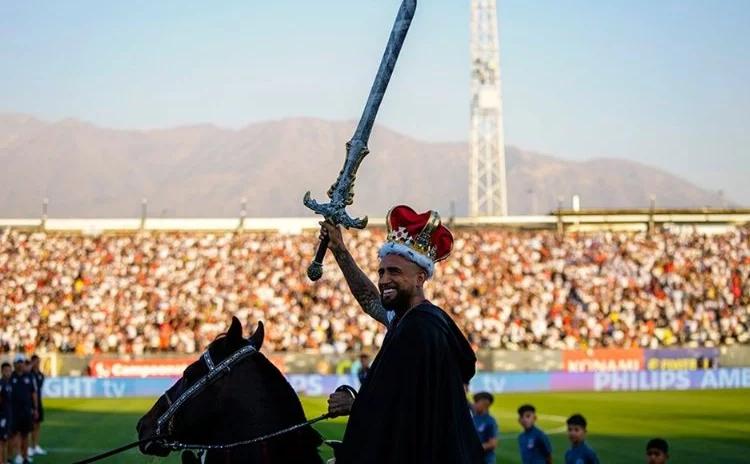 Böyle karşılama görülmedi... At bindi kılıç kuşandı