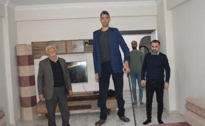 ‘Dünyanın en uzun boylu adamı’ Mardinli Sultan Kösen 15 yıldır ünvanını koruyor