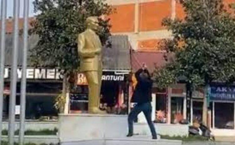 Atatürk heykeline balyozla saldırdı: Tutuklandı