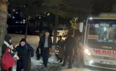 Kars’ta kar nedeniyle yolda mahsur kalan 110 kişi kurtarıldı